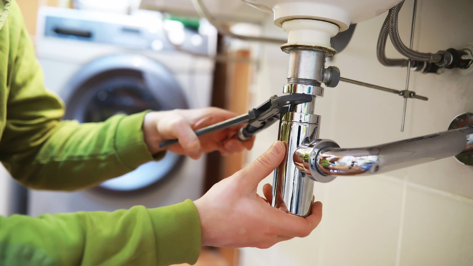 Professional plumber working in luxury Auckland home